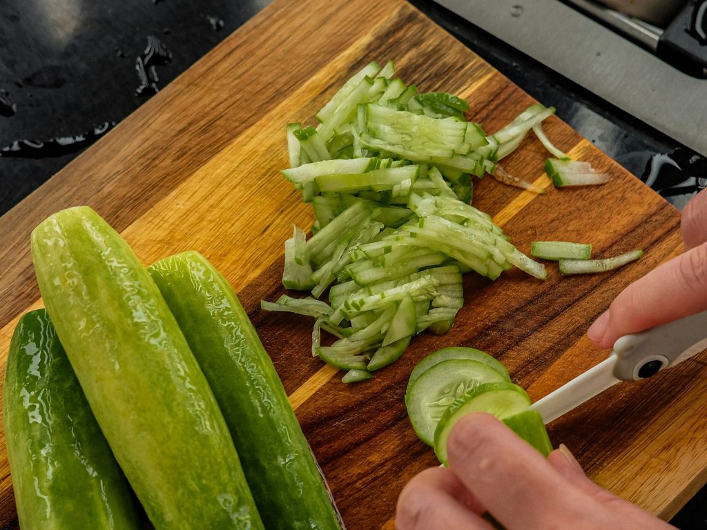 Detoks Alami dengan Mentimun Setelah Konsumsi Makanan Bersantan